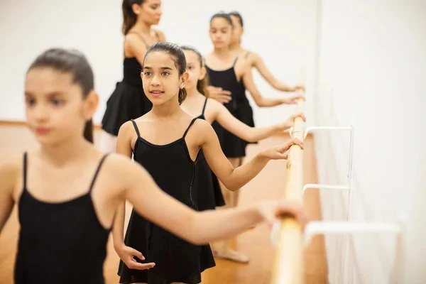 Niños bailando en clase